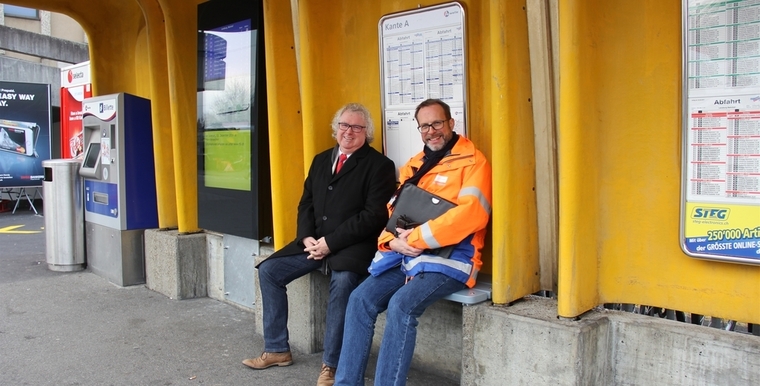 Nach der Montage des RBL-Monitors: René Bossard, RBL, und Christian Brenner, Stadtbauamt, freuen sich über den neuen Kundenservice. Foto: AG