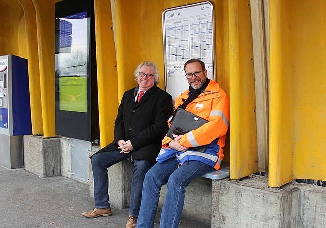 Nach der Montage des RBL-Monitors: René Bossard, RBL, und Christian Brenner, Stadtbauamt, freuen sich über den neuen Kundenservice. Foto: AG