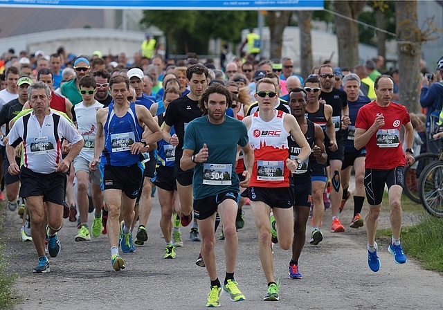 Start zum Hauptlauf: Der spätere Sieger Guta Fikru (rechts, leicht verdeckt) hielt sich noch zurück. Foto: Ruedi Burkart
