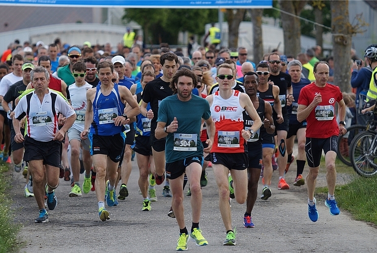 Start zum Hauptlauf: Der spätere Sieger Guta Fikru (rechts, leicht verdeckt) hielt sich noch zurück. Foto: Ruedi Burkart Start zum Hauptlauf: Der spätere Sieger Guta Fikru (rechts, leicht verdeckt) hielt sich noch zurück. Foto: Ruedi Burkart