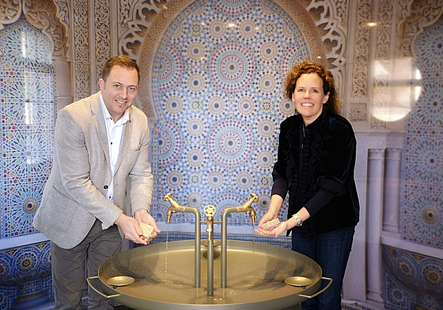 Die Hände in Unschuld waschen: Ausstellungskurator Marc Philip Seidel und Projektleiterin Christine von Arx beim Eingang der Sonderausstellung «Saubere Sache». Foto: Fritz Thut
