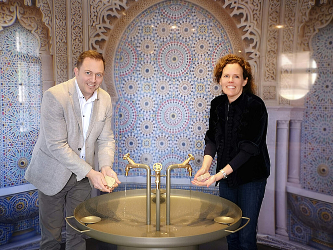 Die Hände in Unschuld waschen: Ausstellungskurator Marc Philip Seidel und Projektleiterin Christine von Arx beim Eingang der Sonderausstellung «Saubere Sache». Foto: Fritz Thut
