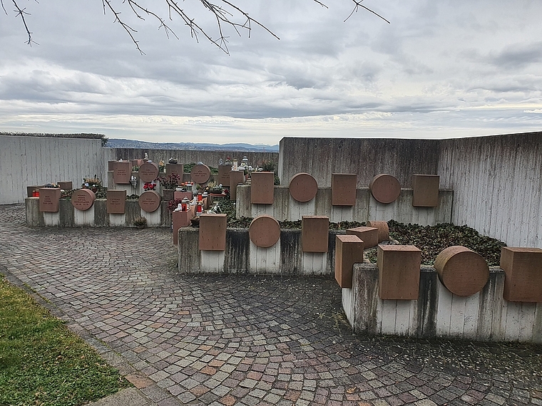 Wird rückseitig erweitert: Urnenwand im Friedhof Dintikon. Foto: Stefan Keusch