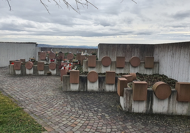 Wird rückseitig erweitert: Urnenwand im Friedhof Dintikon. Foto: Stefan Keusch