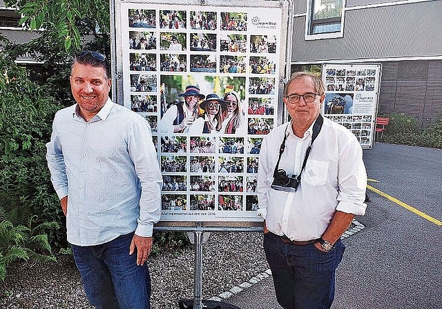 Schöpften aus einem riesigen Fundus: Die Lenzburger Jugendfest- und Freischarenfotografen Jean-Daniel Ruffieux und Olivier Vermeulen vor Fotoplakaten beim Alterszentrum. Foto: Fritz Thut