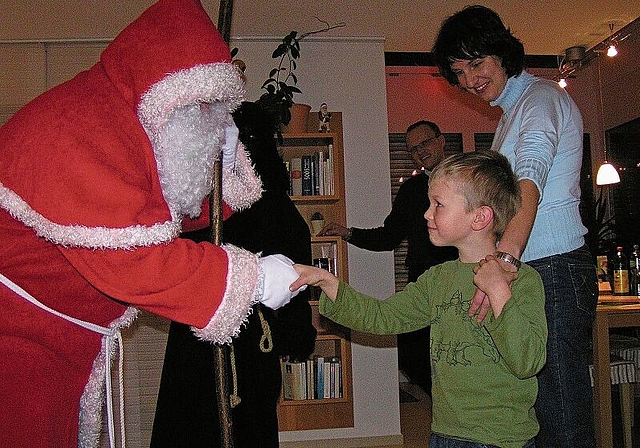 Zwischen Angst und Freude: Vorsichtig reicht der kleine Bub dem Brunegger Samichlaus die Hand. Foto: Archiv/2006