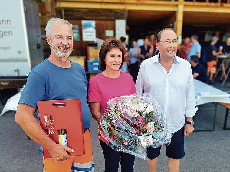 Geschenke zum 30-Jahr-Dienstjubiläum: Der Seenger Gemeindewerkleiter Alex Siegrist mit seiner Ehefrau Elvira und Gemeindeammann Jörg Bruder. Foto: Fritz Thut