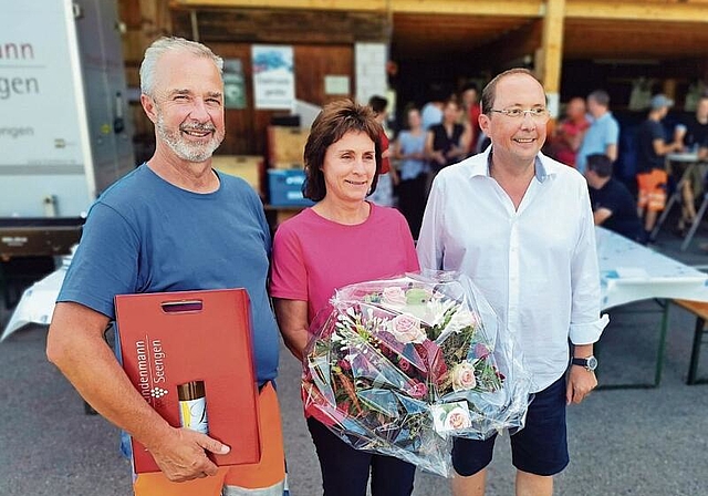 Geschenke zum 30-Jahr-Dienstjubiläum: Der Seenger Gemeindewerkleiter Alex Siegrist mit seiner Ehefrau Elvira und Gemeindeammann Jörg Bruder. Foto: Fritz Thut