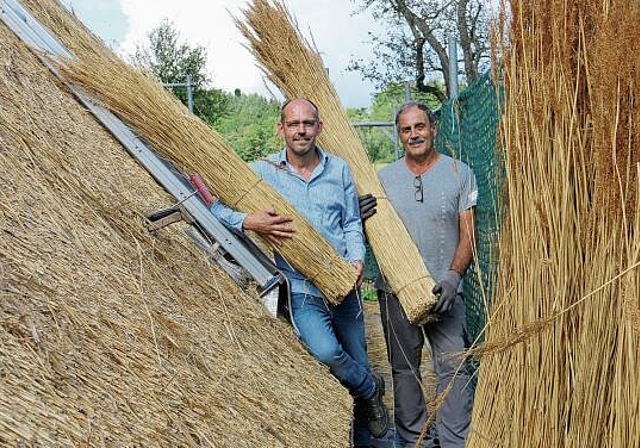 Gelungene Zusammenarbeit: Besitzer Daniel Lüem (links) mit Dachdeckermeister Andreas Bergamini.Foto: Romi Schmid