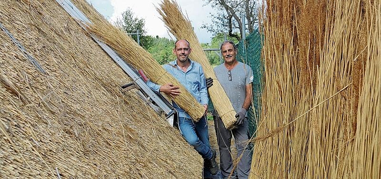 Gelungene Zusammenarbeit: Besitzer Daniel Lüem (links) mit Dachdeckermeister Andreas Bergamini.Foto: Romi Schmid