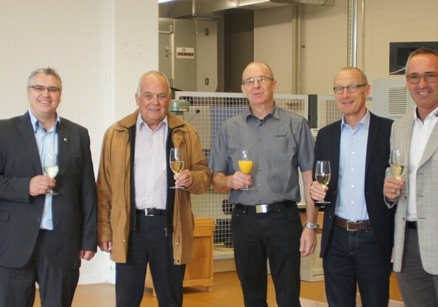 Verbandsvertreter und Vertreter Schulleitung stossen auf die Eröffnung an: David Kläusler (Präsident VSSM), André Hoffmann (Präsident BIKO AGVS), Martin Sollberger (Präsident AGVS), Urs Baumann (Kursleiter AGVS), Markus Jägle (Leiter Logistik 