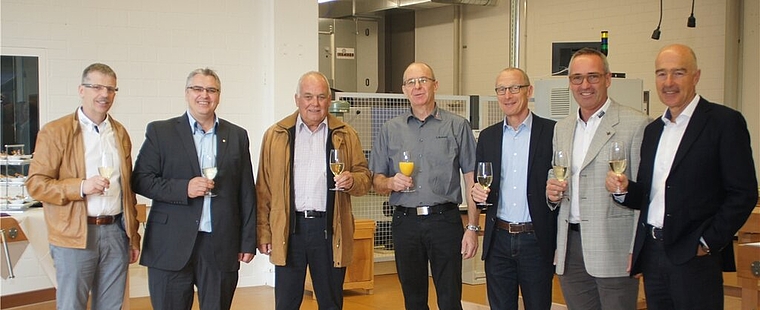 Verbandsvertreter und Vertreter Schulleitung stossen auf die Eröffnung an: David Kläusler (Präsident VSSM), André Hoffmann (Präsident BIKO AGVS), Martin Sollberger (Präsident AGVS), Urs Baumann (Kursleiter AGVS), Markus Jägle (Leiter Logistik