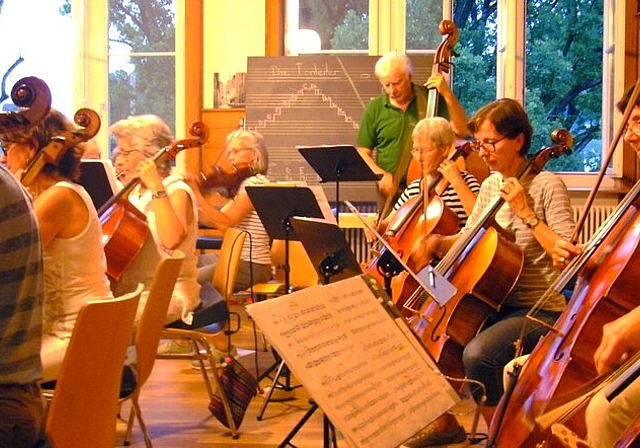 <em>Vorbereitung für die sonntägliche Matinee:</em> Das Lenzburger Orchester Le Corde Suonante beim Proben. Foto: Stefanie Osswald