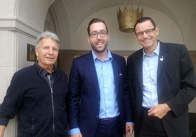 <em>Der neue «Krone»-Direktor in der Mitte:</em> Die AargauHotels.ch-Chefs Rolf Kasper und Dominik Wyss flankieren Fabian Muntwyler. Foto: tf
