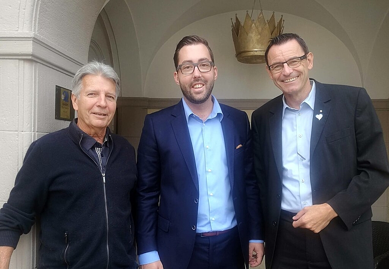 <em>Der neue «Krone»-Direktor in der Mitte:</em> Die AargauHotels.ch-Chefs Rolf Kasper und Dominik Wyss flankieren Fabian Muntwyler. Foto: tf