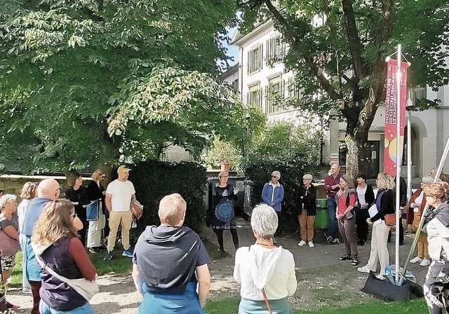 Der thematische Spaziergang zu Klima und Umwelt von Barbara Portmann, Thomas Schär und Beatrice Taubert stiess auf grosses Interesse.Foto: zvg