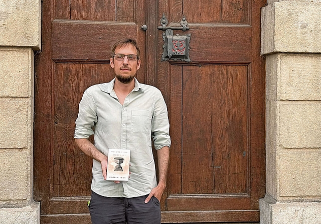 Roman Frey aus Möriken-Wildegg mit seinem kürzlich erschienenen Buch «Was der Stein nicht sagt».Foto: Verena Schmidtke