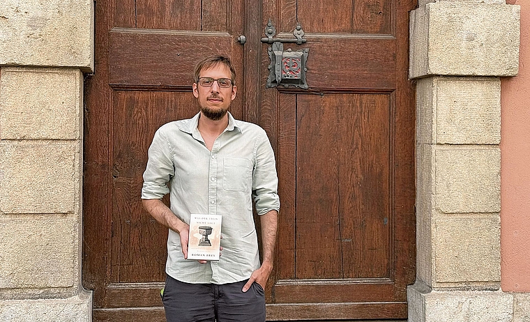 Roman Frey aus Möriken-Wildegg mit seinem kürzlich erschienenen Buch «Was der Stein nicht sagt».Foto: Verena Schmidtke