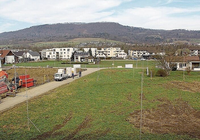 Im Rupperswiler Breechli wird wacker gebaut: Die Bauprofile deuten die zwölf Reiheneinfamilienhäuser an. Foto: Alfred Gassmann