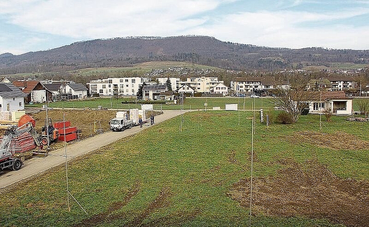 Im Rupperswiler Breechli wird wacker gebaut: Die Bauprofile deuten die zwölf Reiheneinfamilienhäuser an. Foto: Alfred Gassmann