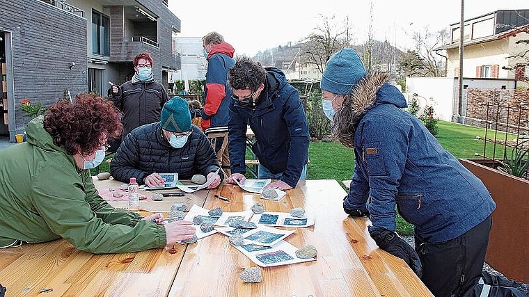 Intensiv bei der Sache: Eine der drei Kursgruppen beim Entwerfen eines Naturgartens. Foto: Alfred Gassmann