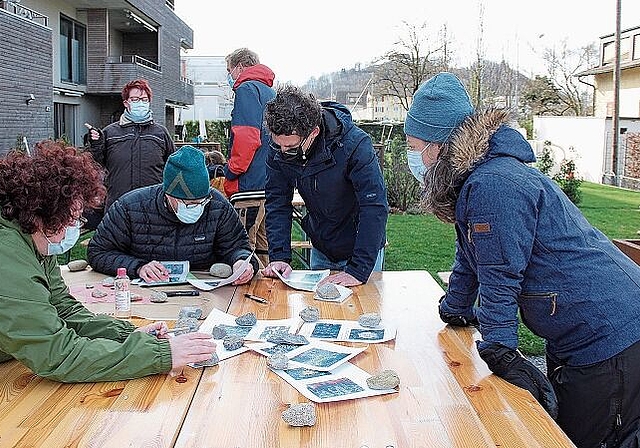 Intensiv bei der Sache: Eine der drei Kursgruppen beim Entwerfen eines Naturgartens. Foto: Alfred Gassmann