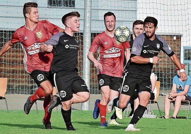 Erfolgreich in den Saisonendspurt gestartet: Der FC Lenzburg in dunklen Dressen mit Robin Wassmer und Mehmet Chupi feierte am letzten Samstag in Niederwil einen wichtigen 3:1-Sieg. Foto: Gerry Frei/AFV