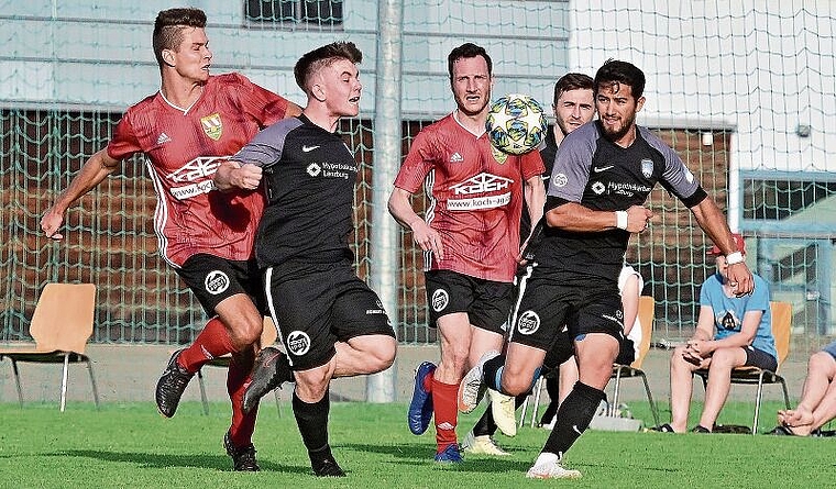 Erfolgreich in den Saisonendspurt gestartet: Der FC Lenzburg in dunklen Dressen mit Robin Wassmer und Mehmet Chupi feierte am letzten Samstag in Niederwil einen wichtigen 3:1-Sieg. Foto: Gerry Frei/AFV