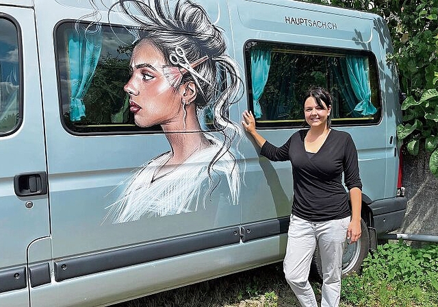 Diese Coiffeuse besucht die Kundschaft zu Hause: Marina Keller mit ihrem zum Coiffeur-Salon umgebauten Kleinbus. Foto: Hanny Dorer