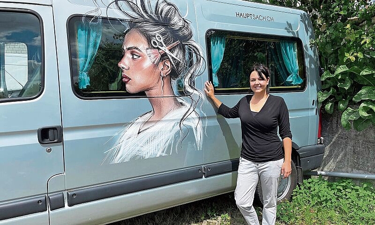 Diese Coiffeuse besucht die Kundschaft zu Hause: Marina Keller mit ihrem zum Coiffeur-Salon umgebauten Kleinbus. Foto: Hanny Dorer