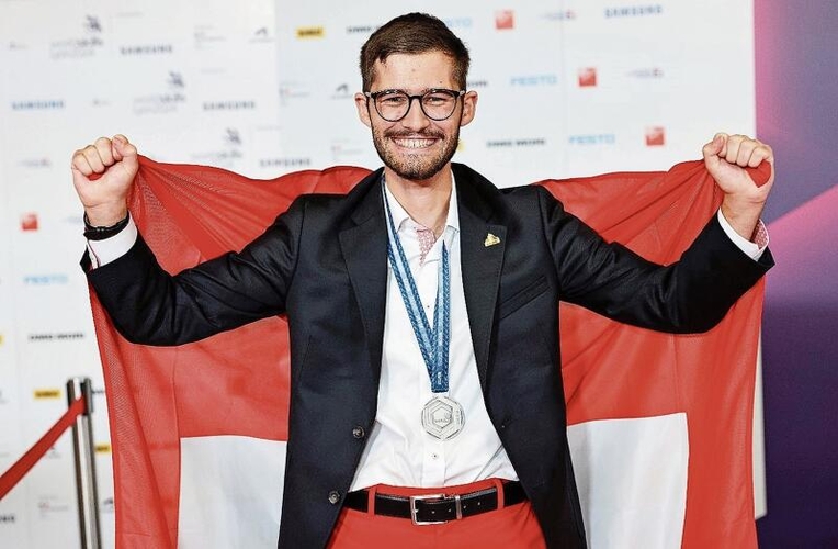 Eine tolle Leistung vollbracht: Der Elektroniker Melvin Deubelbeiss aus Holderbank gewinnt an der Berufsweltmeisterschaft die Silbermedaille.Foto: zvg