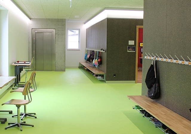 Im neuen Schulhaus: Lichtdurchflutet und mutige Farben gewählt. Fotos: AG
