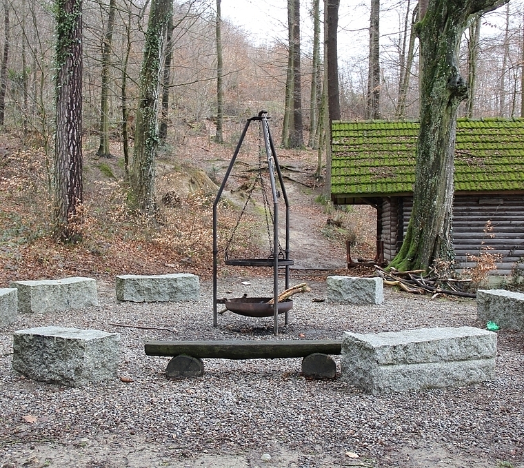 Altes Forstmagazin mit Feuerstelle: Start und Ziel des Walderlebnispfades. Foto: AG