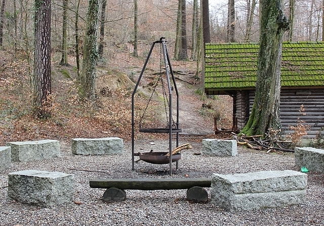 Altes Forstmagazin mit Feuerstelle: Start und Ziel des Walderlebnispfades. Foto: AG