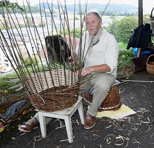 Kunst des Korbflechtens: Fritz Ruch im Einsatz. Kunst des Korbflechtens: Fritz Ruch im Einsatz.
