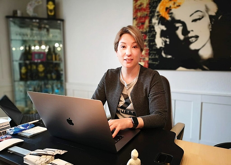 <em>Unternehmenszentrale in den eigenen vier Wänden:</em> Lea Grossmann von «Marketing mit Inhalt» an ihrem Arbeitsplatz in der Privatwohnung. Foto: Fritz Thut