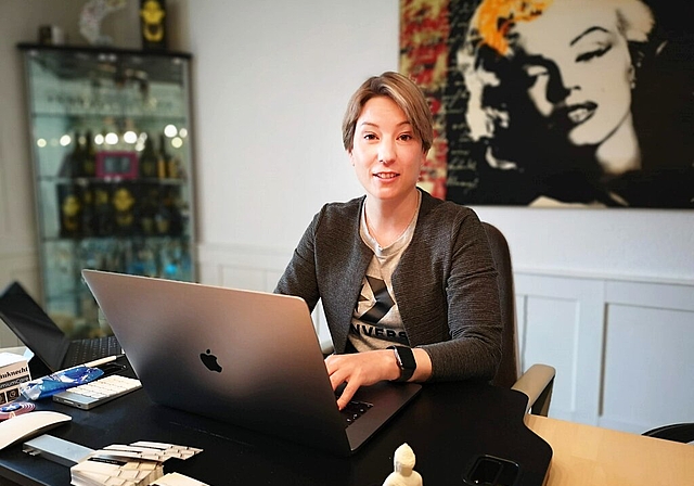 <em>Unternehmenszentrale in den eigenen vier Wänden:</em> Lea Grossmann von «Marketing mit Inhalt» an ihrem Arbeitsplatz in der Privatwohnung. Foto: Fritz Thut