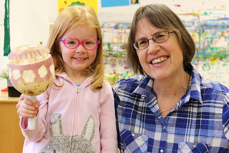 Fertig geschnitzt: Die kleine Emilia mit Kindergartenlehrperson Cécile Angliker. Foto: Romi Schmid