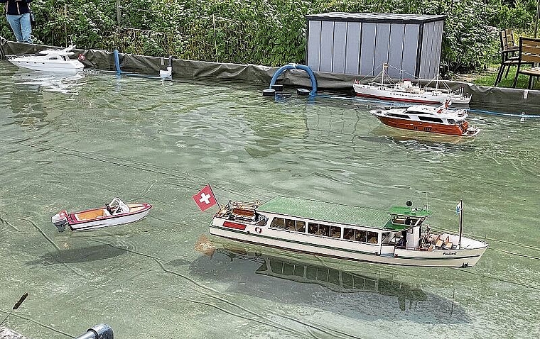 Reger Verkehr im Bassin: Elegant kurven die Modellschiffe umher, vorne die originalgetreu nachgebaute Hallwil. Foto: Hanny Dorer