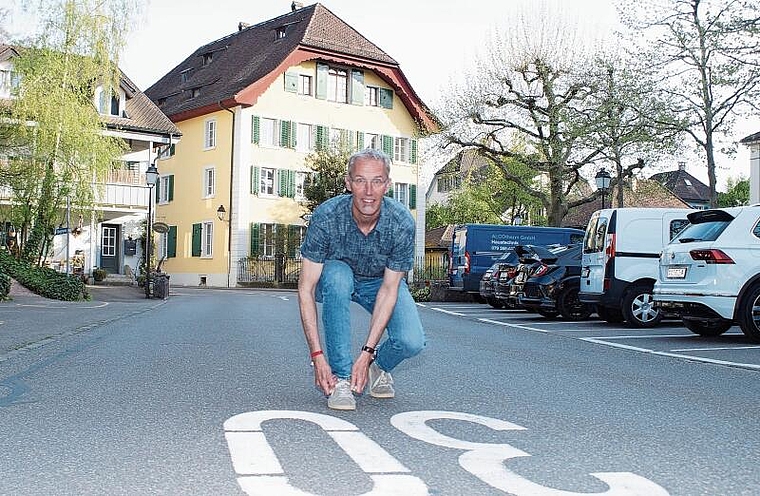 Hier gehts los: Daniel Taubert, OK-Co-Präsident des Lenzburger Laufs, beim Start des 2022er-Laufs auf der Schlossgasse. Foto: Ruedi Burkart