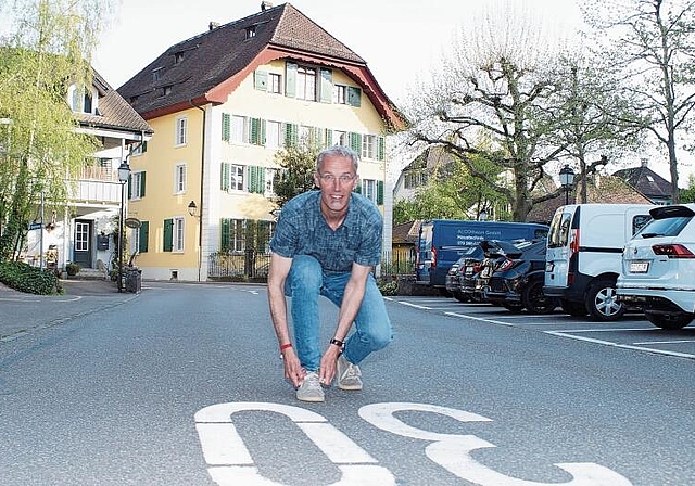 Hier gehts los: Daniel Taubert, OK-Co-Präsident des Lenzburger Laufs, beim Start des 2022er-Laufs auf der Schlossgasse. Foto: Ruedi Burkart