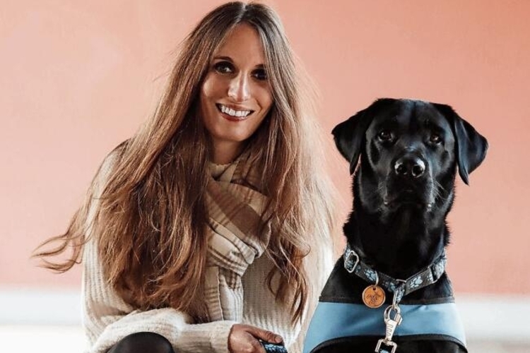 Ein eingespieltes Team: Ruby Ott-Häusermann mit ihrem Sozialhund Puma.Foto: Romi Schmid