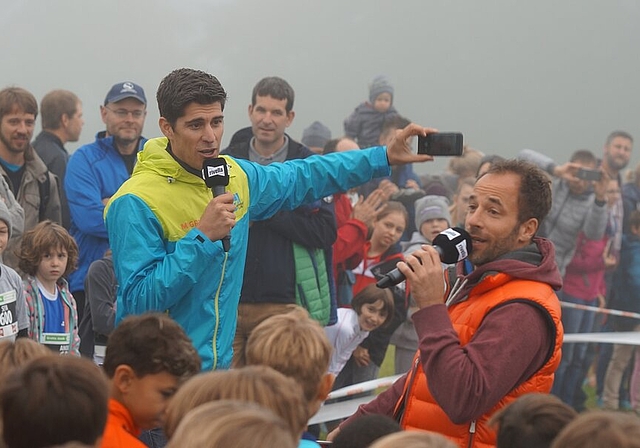 Sorgten für Stimmung beim Strandbad: Ex-Veloprofi Franco Marvulli (links) und Platzspeaker Chrigel Graf unterhielten Läufer und Zuschauer. Foto: rubu