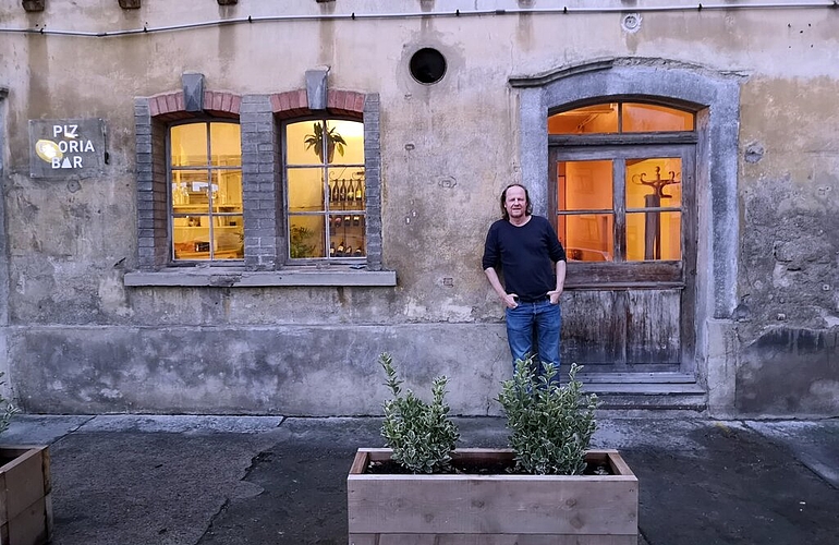 <em>Eine Weinbar im Wisa-Gloria-Areal:</em> Peter «Pit» Lauth vor seiner «Piz Gloria Bar» an der Sägestrasse. Foto: Fritz Thut <em>Eine Weinbar im Wisa-Gloria-Areal:</em> Peter «Pit» Lauth vor seiner «Piz Gloria Bar» an der Sägestrasse. Foto: Fritz Thut