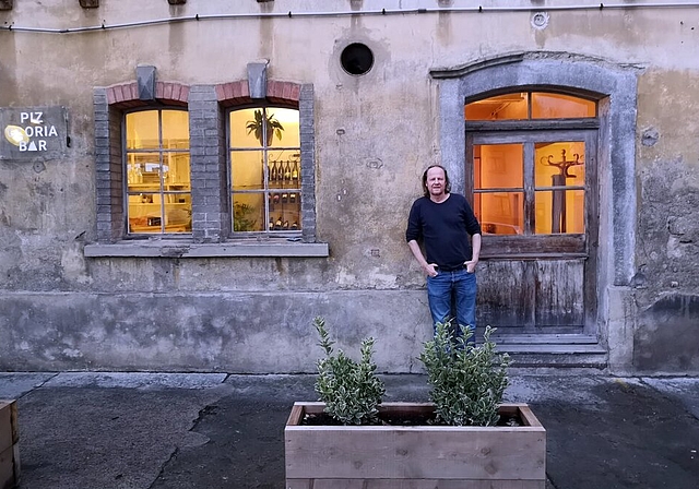 <em>Eine Weinbar im Wisa-Gloria-Areal:</em> Peter «Pit» Lauth vor seiner «Piz Gloria Bar» an der Sägestrasse. Foto: Fritz Thut