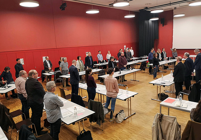 Corona-bedingt lockere Anordnung:  Der Lenzburger Einwohnerrat bei der Inpflichtnahme der neuen Grünen-Einwohnerrätin Regula Züger. Foto: Fritz Thut