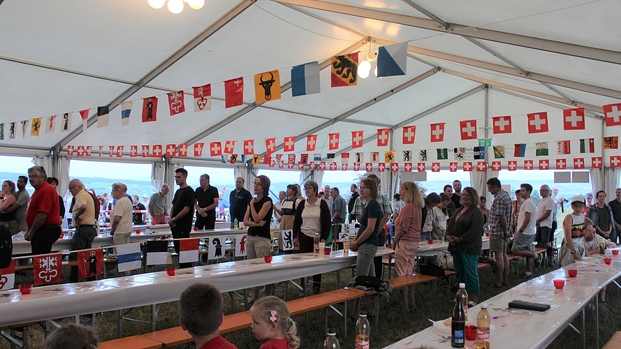 Summen statt singen: Die Festgemeinde auf dem Chnübel steht zur Schweizer Nationalhymne. Foto: Alexander Studer
