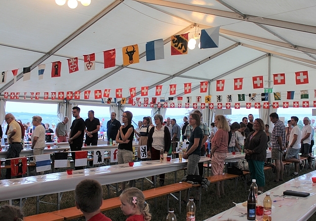 Summen statt singen: Die Festgemeinde auf dem Chnübel steht zur Schweizer Nationalhymne. Foto: Alexander Studer
