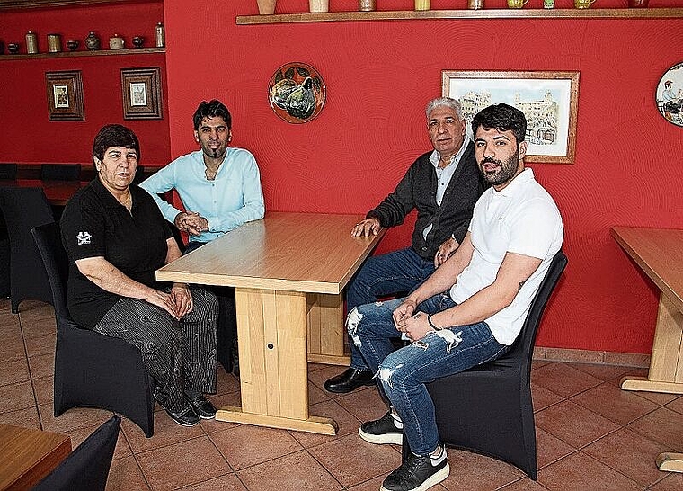 Unter erschwerten Bedingungen gestartet: Familie Apaydin – Sultan, Bilal, Hassan und Haci im neu eröffneten Restaurant Allegra (aktuell nur Take-away und Lieferservice). Foto: Carolin Frei