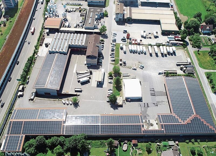 Imposante Dimensionen: Die 2391 Solarpanels auf den Dächern der Transportfirma Häfeli AG. Foto: zvg
